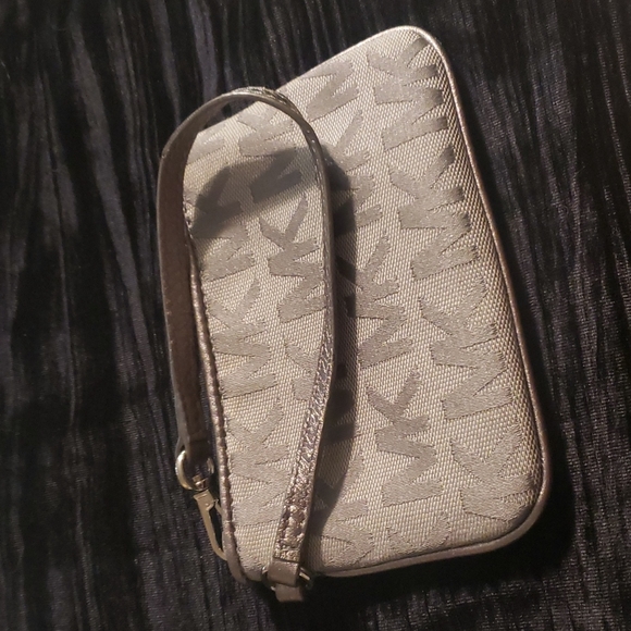 Michael Kors wristlet Grey 4x6 - Picture 2 of 5